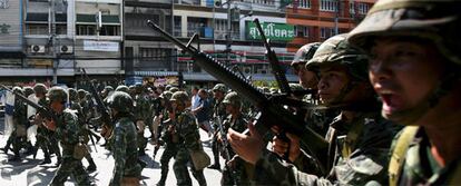 Soldados tailandeses combaten a los manifestantes antigubernamentales en el centro de Bangkok.