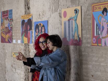La escritora y activista egipcia, Mona Eltahawy, y la viñetista e ilustradora marroquí, Zainab Fasiki, durante su encuentro en Sevilla. 