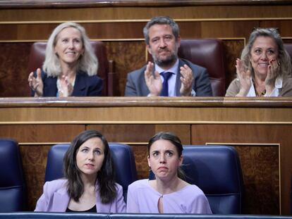 La secretaria general de Podemos y ministra de Derechos Sociales y Agenda 2030, Ione Belarra (izqda.) y la ministra de Igualdad, Irene Montero, durante la votación de la reforma en el Congreso de los Diputados.