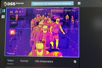 Imagen de una pantalla con el control de temperatura corporal, este jueves en el aeropuerto de Barajas, en Madrid.