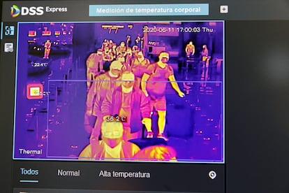 Imagen de una pantalla con el control de temperatura corporal, este jueves en el aeropuerto de Barajas, en Madrid.