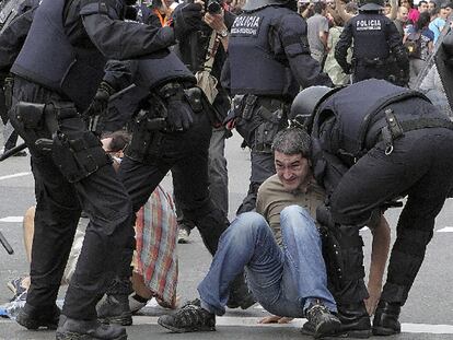 Un momento de la carga en la plaza de Catalunya.