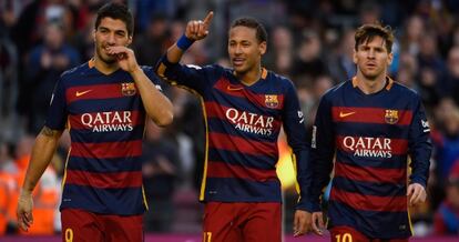 Su&aacute;rez, Neymar y Messi celebran un gol.