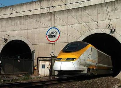 Un tren Eurostar asoma por el túnel submarino que une Francia e Inglaterra.