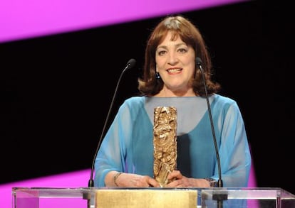 La actriz española Carmen Maura habla tras recibir el Cesar a la Mejor Actriz en un Papel Secundario en la ceremonia de entrega de los 37 Premios Cesar en el teatro Chatelet en París (Francia).