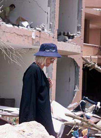 Una mujer británica, ayer, frente a las ruinas del edificio en el que vivía en Riad.
