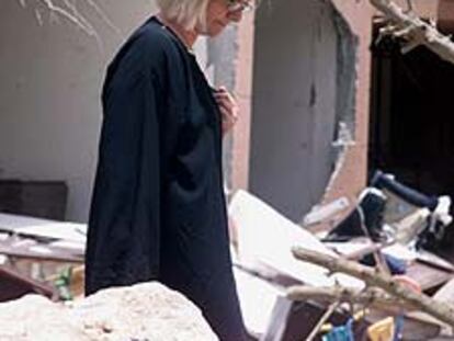 Una mujer británica, ayer, frente a las ruinas del edificio en el que vivía en Riad.