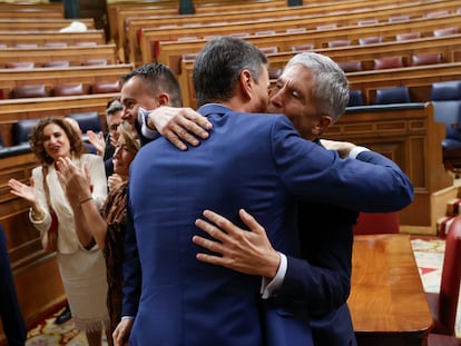 Pedro Sánchez, reelegido presidente del Gobierno el pasado jueves en el Congreso, recibe la felicitación de Fernando Grande-Marlaska.