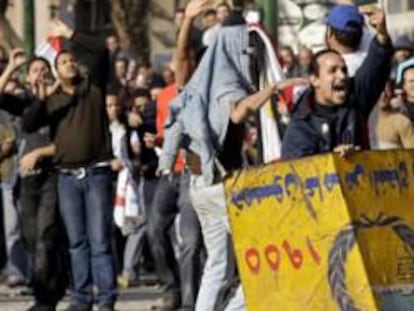 Los manifestantes lanzan piedras durante los enfrentamientos entre partidarios y detractores de Mubarak, en la plaza Tahrir