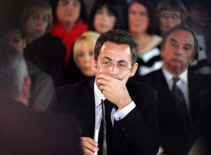 Nicolas Sarkozy escucha a un interlocutor en un acto público celebrado ayer en Tarbes, al sur de Francia.