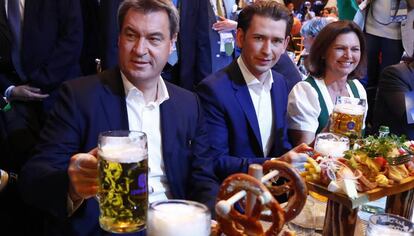 El canciller austriaco Sebastian Kurz (centro) y el ministro presidente bávaro Markus Söder beben cerveza en Múnich, en la víspera de las elecciones.