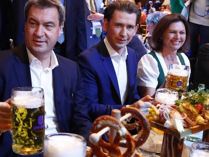 El canciller austriaco Sebastian Kurz (centro) y el ministro presidente bávaro Markus Söder beben cerveza en Múnich, en la víspera de las elecciones.