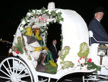 En carroza y acompañada de su pareja, el músico Tom Kaulitz. Así fue la llegada de Heidi Klum a su fiesta de Halloween de 2018, a la que acudió vestida de Fiona, la novia de Shrek.