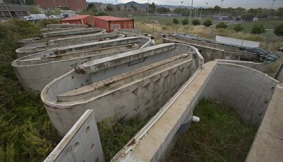 Alguns dels blocs de l'edifici de Carme Pinós derruït en les instal·lacions esportives de el Vall d’Hebron.