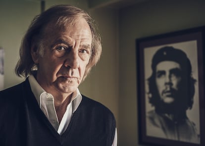César Luis Menotti, con un retrato de Ernesto 'Che' Guevara en su casa de Buenos Aires, el 21 de abril de 2009. 