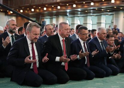 El presidente turco Recep Tayyip Erdogan ora durante el tercer aniversario del fallido intento de golpe de Estado, en la mezquita de Mijo en Ankara (Turquía), este lunes. Turquía cumple tres años del intento de golpe de estado que llevó a que 50.000 trabajadores fueran despedidos, 8.000 personas arrestadas y decenas de medios de comunicación cerrados por el Gobierno. Las facciones militares turcas intentaron un golpe de estado el 15 de julio de 2016, por el cual el presidente turco, Recep Tayyip Erdogan, culpó rápidamente al clérigo turco con sede en EE UU, Fetullah Gulen.