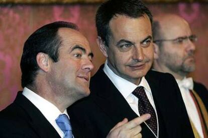 El ministro José Bono y el presidente José Luis Rodríguez Zapatero, ayer en el Palacio Real.