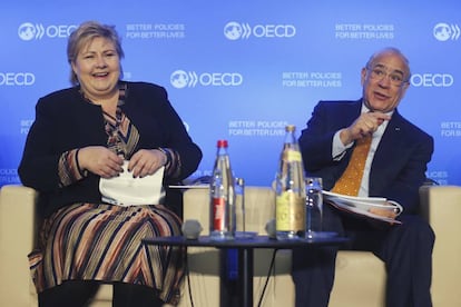 La primera ministra noruega, Erna Solberg (izq.) y el secretario general de la OCDE, Ángel Gurría (der.).