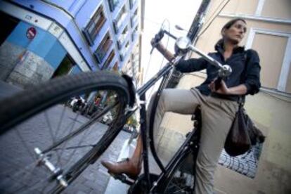 ‘Cycle chic’. Gala San Miguel, diseñadora gráfica de 36 años, pedalea de punta en blanco.