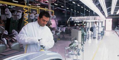 Un trabajador en una fábrica en Barcelona.