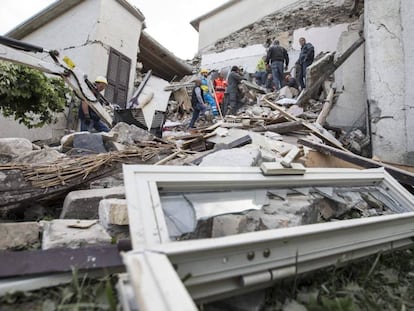 Varios edificios derrumbados por el terremoto que sacudió el centro de Italia.