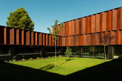 Jardín interior del Centro de Salud de consumo energético casi nulo.