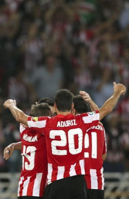 Los jugadores del Athletic celebran el primer gol.