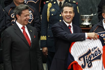 presidente Enrique Peña Nieto; Carlos Peralta Quintero, presidente del Consejo de Administración de los Tigres de Quintana Roo y Roberto Borge Angulo Gobernador de Quintana Roo