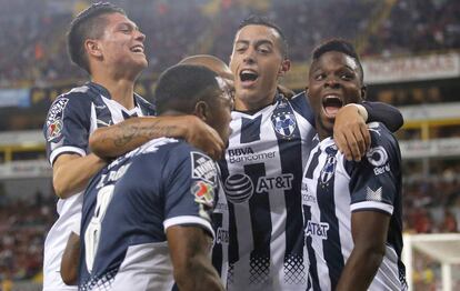 Los jugadores de Monterrey tras un gol a Atlas.