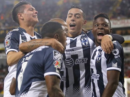 Los jugadores de Monterrey tras un gol a Atlas. 