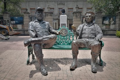 Estatuas del Che Guevara y Fidel Castro, antes de ser retiradas por personal de la alcaldía.