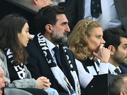 El presidente del Newcastle, Yasir Al-Rumayyan, en el centro de la imagen durante un partido del Newcastle United, el pasado domingo.