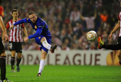 Rooney dispara a portería para marcar el único gol inglés.