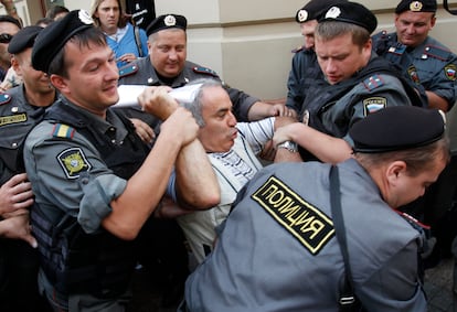 La policía rusa detiene a Kaspárov en Moscú durante una manifestación de opositores a Putin, en 2012.