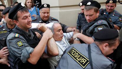 La policía rusa detiene a Kaspárov en Moscú durante una manifestación de opositores a Putin, en 2012.