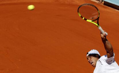 Nadal sirve durante un entrenamiento.