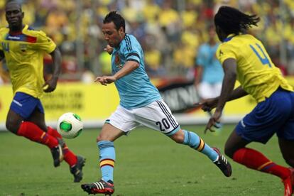 Cazorla prepara el remate entre Castillo y Paredes.