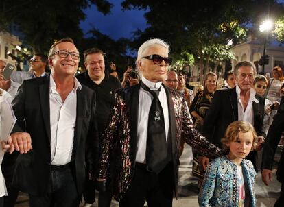 El director creativo de Chanel, Karl Lagerfeld, tras concluir el primer desfile de la casa de moda Chanel en La Habana.