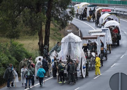 La Hermandad de Punta Umbría (Huelva) continúa su camino hacia la aldea almonteña de El Rocío. Casi 80 filiales rocieras que peregrinan al Rocío para participar en la Romería de Pentecostés han visto modificado su itinerario por las intensas lluvias.