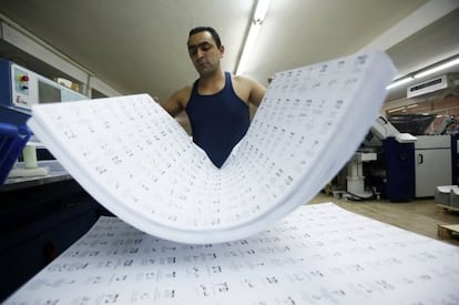 Papeletas recién impresas para las elecciones israelíes del 22.