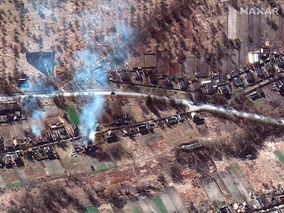 El paso del convoy ruso con destino a Kiev cerca de la localidad de Ivankiv, con varias casas alcanzadas por ataques, el pasado 28 de febrero.