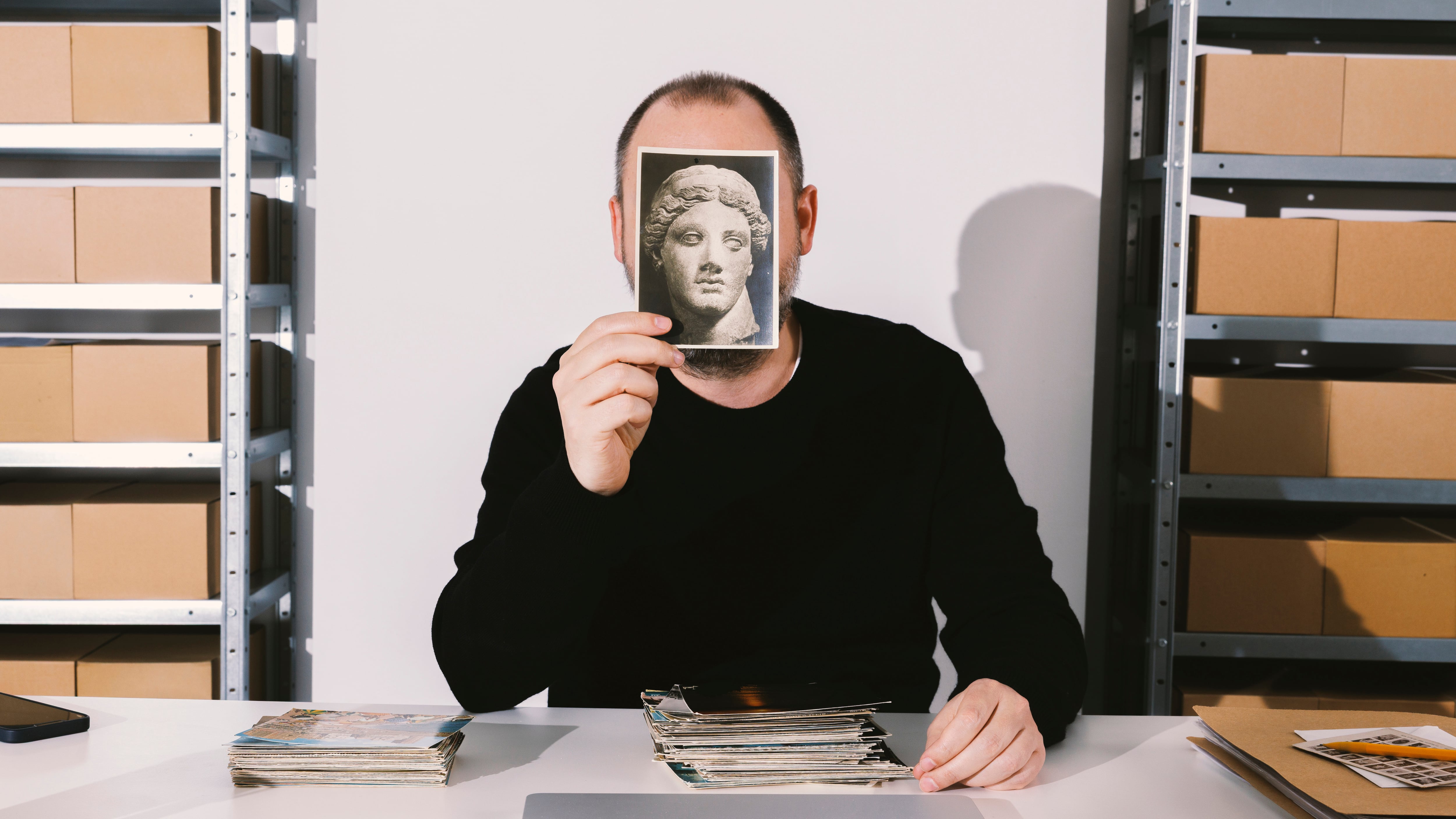 Oriol Vilanova, el artista que ha elevado las postales a obras de arte