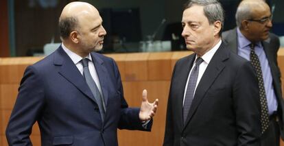 Pierre Moscovici, comisario de Asuntos Econ&oacute;micos, conversa con Mario Draghi, presidente del BCE.