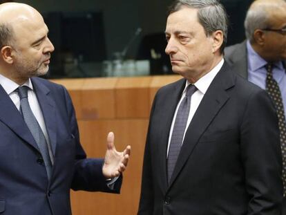 Pierre Moscovici, comisario de Asuntos Econ&oacute;micos, conversa con Mario Draghi, presidente del BCE.