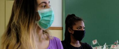 Dos alumnas, en un instituto de Las Palmas de Gran Canarias.