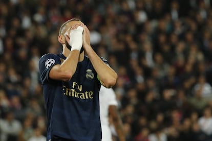 Karim Benzema se lamenta tras el tercer gol del PSG.