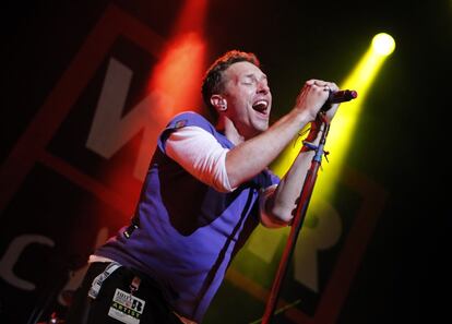 Los otros vencedores de la noche fueron Coldplay, que se alzó con el trofeo a mejor banda. En la imagen, actuación de Chris Martin, su cantante.
