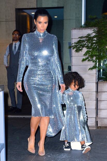 El vestido de Vetements que North West y su madre llevaron a la semana de la moda d Nueva York el pasado otoño se comercializa, prácticamente clavado, en Kids Supply, la firma de Kim Kardashian. Está agotado.