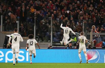 El delantero galés del Real Madrid Gareth Bale celebra junto a sus compañeros el gol anotado ante la Roma.