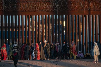 Migrantes junto al muro fronterizo que divide Ciudad Juárez con El Paso, Texas, el 22 de diciembre.